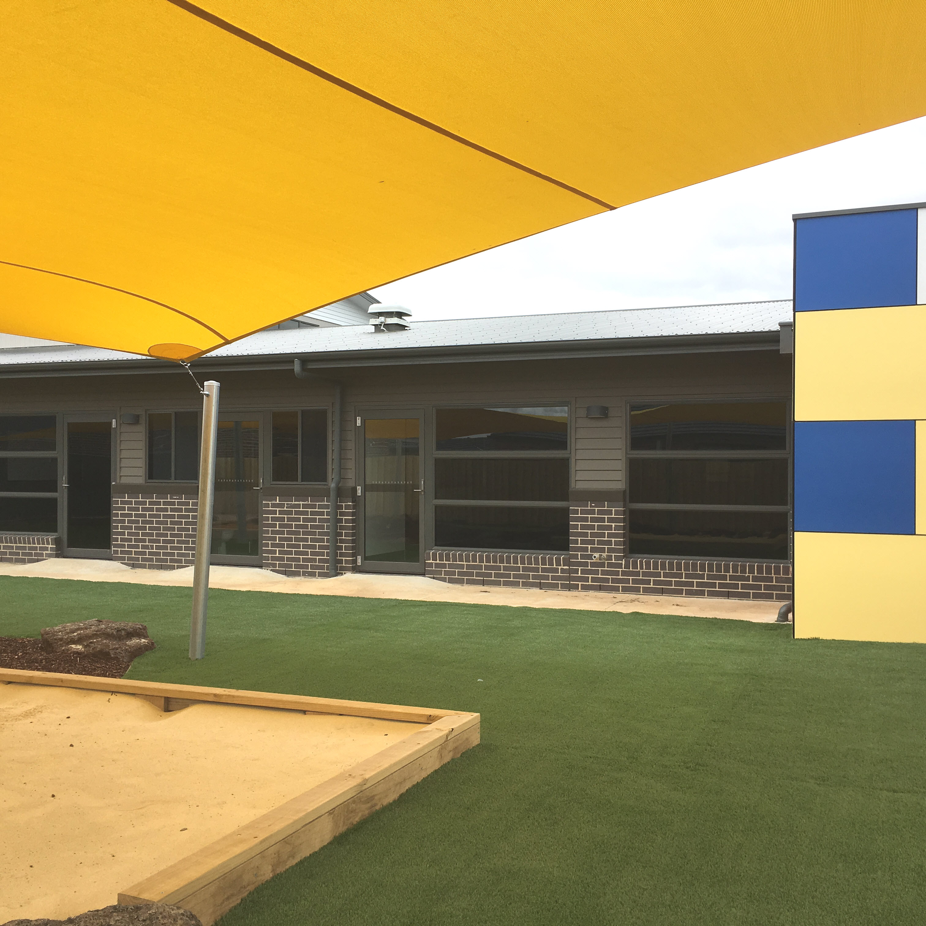 Tarneit West, Leakes Rd