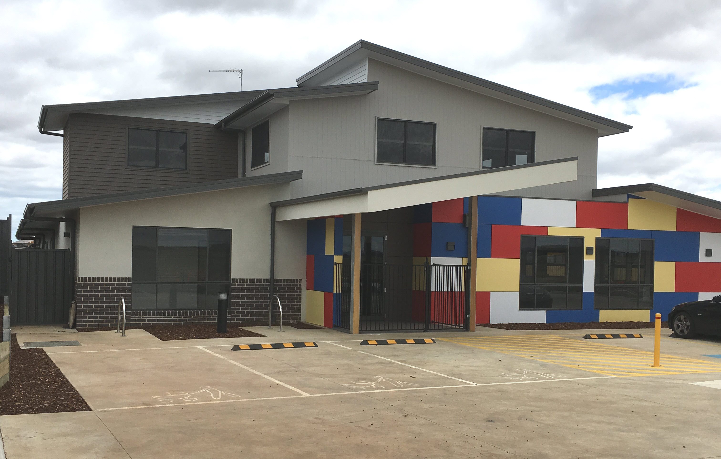 Tarneit West, Leakes Rd