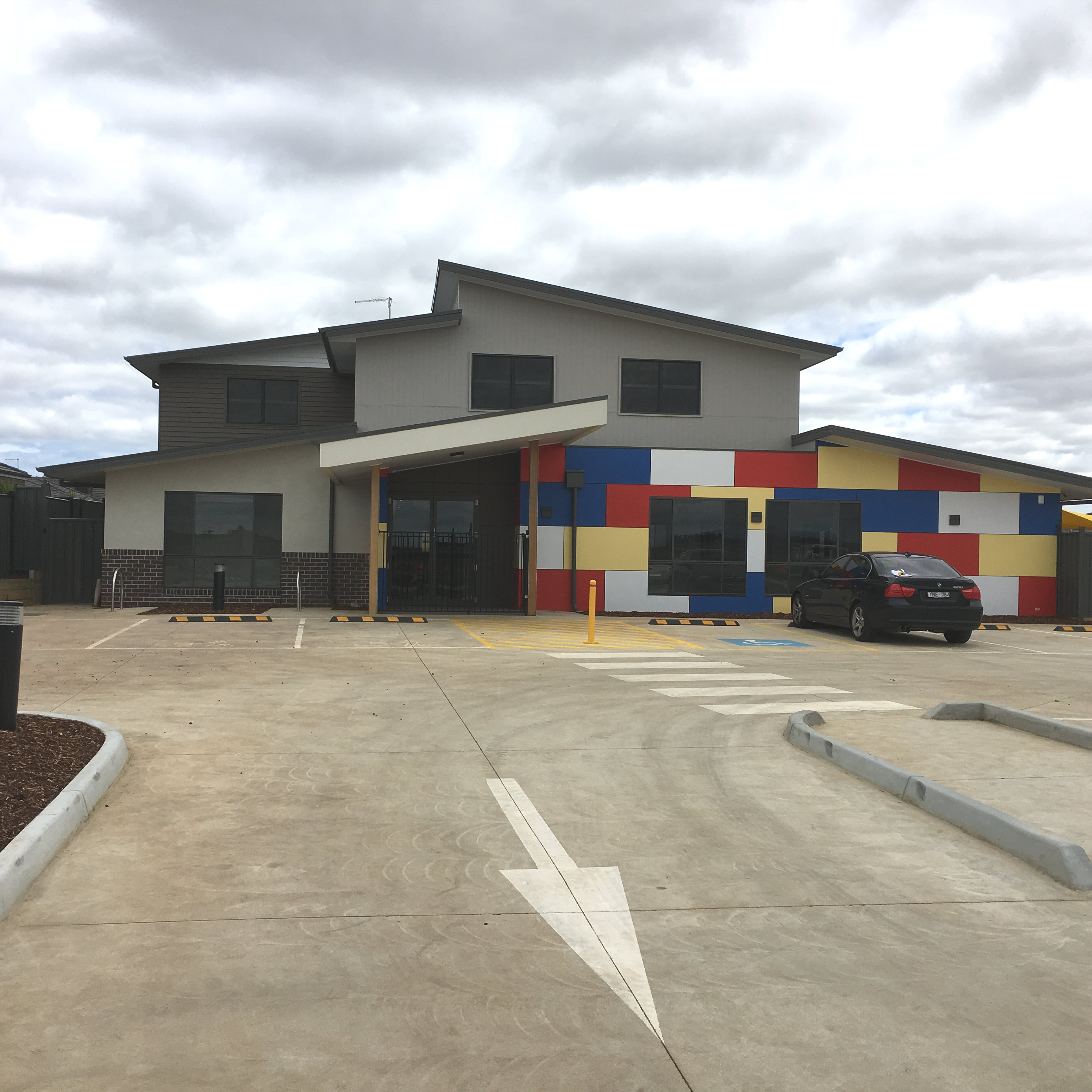 Tarneit West, Leakes Rd